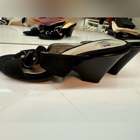 Sofft Black and Gold Flower Detail Suede Heeled Shoes Size 8 Never Worn! - Picture 5 of 5